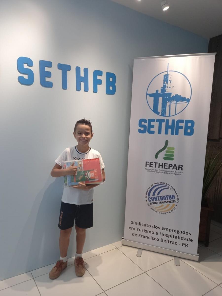 Sindicato beltronense entrega kits de materiais escolares para filhos de pais associados